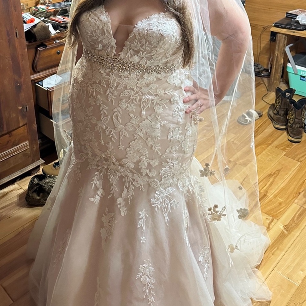 Offers welcome. Oleg Cassini dress w veil